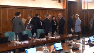 Guvernul încearcă iar să strângă cureaua. Ar putea urma un nou val de concedieri