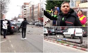 "Dacă nu fugeam repede, ne omora!" Un şofer de 19 ani, începător, a făcut prăpăd cu maşina pe străzile din Deva. În cursa haotică a dărâmat un stâlp de iluminat
