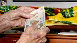 Un bătrânel din Prahova a rămas fără agoniseala de-o viaţă, după ce a fost jefuit de cei care îl îngrijeau. Au luat peste 90.000 de lei din casa lui
