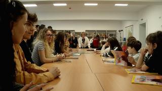 Reacţia unor elevi din satul Dudu când au descoperit cutii cu cărţi, primite cadou: Voi veni în fiecare zi să împrumut