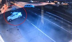 Un şofer beat a spulberat cu duba un Logan, pe o şosea din Iaşi. Ambele maşini s-au înfipt în gardul unei biserici