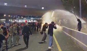 "Netanyahu luptă împotriva întregii lumi!" Proteste violente în Tel Aviv. Oamenii s-au încăierat cu poliţia, au fost târâţi, bruscaţi şi îndepărtaţi brutal cu tunurile cu apă