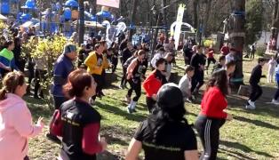 Sport în aer liber pentru localnicii din Deva. Un DJ şi mai mulţi antrenori au întreţinut atmosfera
