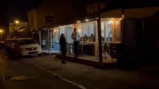 "I-a tras un pumn!" Pus la pământ după ce şi-a făcut nevoile pe terasa unui local din Bucureşti. Gestul aproape că l-a costat viaţa