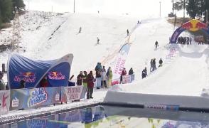 Concurs inedit în Păltiniş. Zeci de bărbaţi curajoşi au încălţat clăparii şi au făcut pârtie spre bazinul cu apă rece