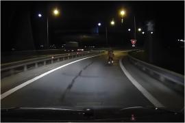 Reacţia unui şofer care a evitat milimetric o femeie noaptea, pe autostradă în Sibiu: "Îţi sare în faţă, după curbă!"