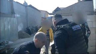 Jandarmi atacaţi cu lopeţi şi cărămizi, într-un cartier din Brăila. Beat şi pus pe scandal, un tânăr i-a înjurat pe militari şi i-a ameninţat cu moartea