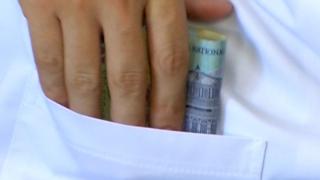 O asistentă de la Medicină Legală Buzău, prinsă luând șpagă. Nu ştia că ceruse bani unui ofițer sub acoperire