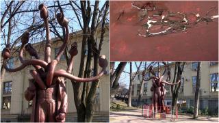 Hidra, sculptura confundată cu un demon și vandalizată de bătrânii din Iaşi, va fi scoasă la licitaţie. Unde vor ajunge banii