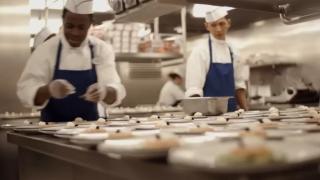 Un bucătar italian a fost condamnat la închisoare după ce a servit scoici la o nuntă. 53 de oameni s-au îmbolnăvit din cauza lui