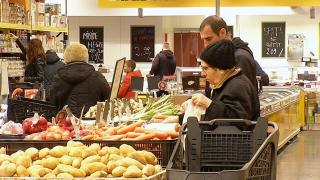 Inflaţia a scăzut, dar românii vânează promoţiile şi reducerile. Cu cât s-a scumpit coşul zilnic: alimentele care costă mai mult cu 5%