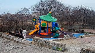 Doi adolescenţi, filmaţi cum distrug un loc de joacă din Constanţa. Primăria le-a trimis "nota de plată"