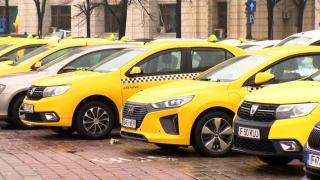 Taximetriştii au ieşit iar la protest, în centrul Capitalei, şi ameninţă cu greva foamei. Ce le reproşează firmelor de ridesharing