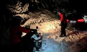 Doi prahoveni au rămas blocaţi noaptea, pe munte, cu bebeluşul de 5 luni. Spun că acolo i-a dus GPS-ul