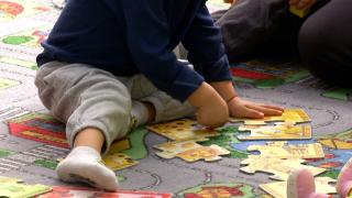 Băiețel de 2 ani, luat de la o creșă din Ilfov cu vânătăi și zgârieturi pe față. Cel mic avea coșmaruri noaptea și a început să-și lovească brusc părinții