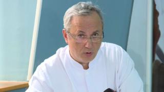 Medicul Sorin Păun riscă cel puțin 2 ani și 8 luni de închisoare, după ce a scos bisturiul dintr-o pacientă cu heptatita C și a atacat doi rezidenți