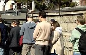 Ruşii din România au făcut coadă la Ambasada din Bucureşti pentru a-şi alege preşedintele. La Chişinău, Ambasada Rusiei a fost atacată: "Armata rusă acasă!"