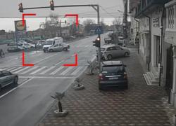 O şoferiţă grăbită a izbit cu putere o ambulanţa aflată în misiune, într-o intersecţie din Lugoj. Autospeciala trecuse pe roşu, dar avea sirenele pornite