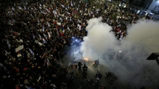 Continuă protestele în Tel Aviv. Oamenii cer alegeri anticipate şi eliberarea imediată a ostaticilor. Autorităţile au ripostat cu tunuri cu apă