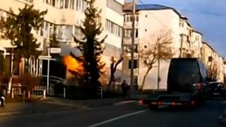 Momentul exploziei din blocul din Onești. Proprietarul locuinţei are arsuri pe 90% din corp iar alți trei copii s-au intoxicat cu fum
