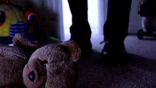 Adolescentă de 16 ani, salvată în timp ce era abuzată sexual de tatăl ei, în Mureş. Fata şi fratele ei mai mic sunt orfani de mamă