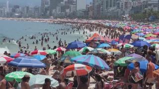 Ţara lovită de un val de căldură, unde s-au resimţit până la 60 de grade. Canicula nu a oprit oamenii să umple plajele