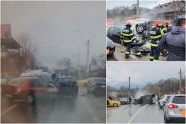 Momentul în care un şofer intră cu viteză pe contrasens şi provoacă un accident cumplit, în Moineşti. 6 oameni au ajuns la spital