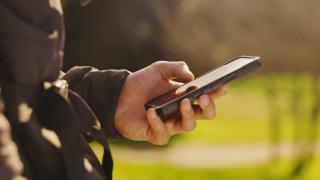 Escrocii au găsit o nouă metodă de a fura bani din conturile românilor. Totul începe cu email, SMS, ori un apel telefonic