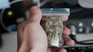 "Îi prindem cu un joint". Cum pot ajunge consumatorii de droguri la închisoare, după modificarea legilor anti-crimă organizată