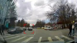 Femeie lovită pe trecerea de pietoni de un şofer grăbit, în Bacău. Victima, luată pe capota maşinii şi dusă câţiva metri