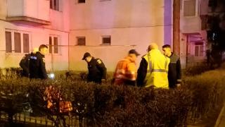 Crima din Botoşani ar fi fost premeditată. Înainte să-şi ucidă soţia în scara blocului, individul şi-a făcut câteva răni superficiale