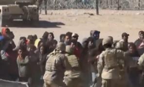 Criză la graniţa Mexic-SUA. Sute de migranţi au rupt sârma ghimpată și s-au luptat cu forţele de securitate