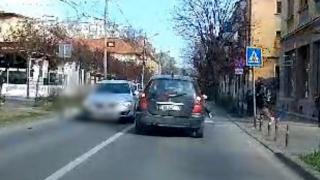 Momentul în care o femeie este spulberată de un şofer pe trecerea de pietoni, în Timişoara