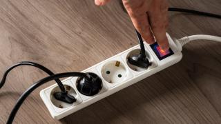 Soluția simplă prin care se pot reduce facturile la curent electric cu 10%. Puțini români o pun în practică