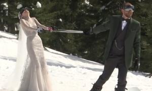 O mireasă atipică, surprinsă în Poiana Braşov. Ce idee le-a venit celor doi tineri, la o lună după nuntă