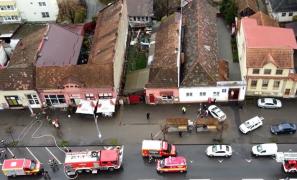 Explozie puternică la un magazin de electronice din Târgu Mureş. Centrala unei case alăturate a sărit în aer din cauza presiunii enorme