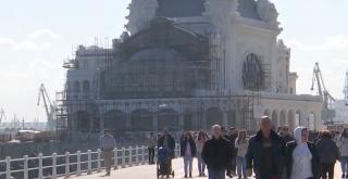 Temperaturile de la malul mării i-au adus pe turişti la o plimbare pe faleză: "E mai cald decât ne aşteptam"