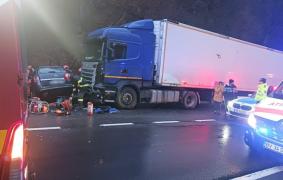 Şase victime, din care trei sunt copii, după un accident înfiorător în Braşov. Maşina în care se aflau s-a izbit de un TIR, la intrare în Pădurea Bogăţii
