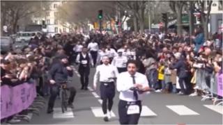 "O cursă istorică". Eveniment inedit, reluat la Paris după mai bine de 10 ani. Sute de ospătari în uniformă s-au întrecut pe bulevarde, cu tăvile în mână