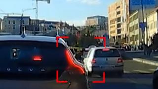 Momentul în care un elev pe trotinetă este lovit de maşină, în centrul Clujului. Era pe trecere, dar avea roşu la semafor