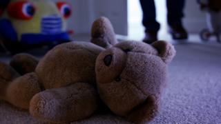 O mamă din Tulcea și-a supus fata de 13 ani la orori inimaginabile. A filmat-o şi a distribuit apoi imaginile pe internet