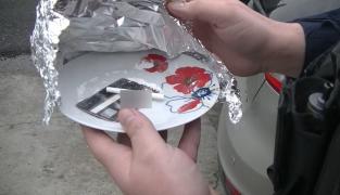 "Domnu' cu farfuria, ce este asta?" Brăileni prinşi în timp ce se drogau într-o maşină, pe o stradă lăturalnică