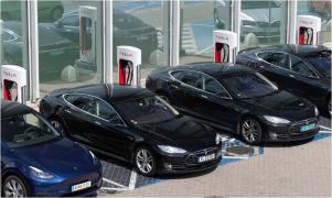 Tesla pune la dispoziție clienților din SUA maşini care se conduc singure. Timp de o lună, șoferii le vor putea testa gratuit