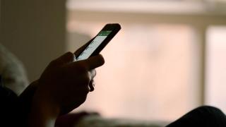 Românii vor fi informați prin SMS atunci când le va expira buletinul sau pașaportul. Sistemul funcţionează deja în UK