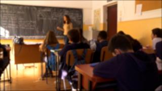 Un elev de 7 ani din Târgu Mureş îşi agresează colegii, profesorii şi pe psiholog. "L-a bătut cu pumnii şi l-a strangulat pe un alt coleg"