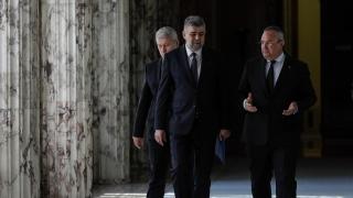 Revoltă în teritoriu după ce Coaliţia şi-a pus candidaţi comuni. Un lider PNL spune că mai bine "şi-ar tăia mâna" decât să semneze pentru un PSD-ist