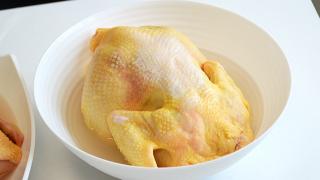 Experiment cu trei pui cumpăraţi din trei supermarketuri diferite. Ce se întâmplă când încercăm să îi spălăm