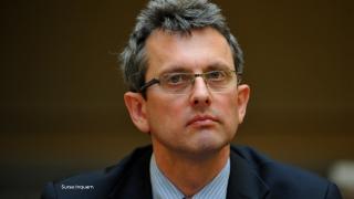 "Nu vă mai aşteptaţi să vă crească nivelul de trai". Economistul-şef al BNR le spune românilor să facă economii şi să înlocuiască avionul cu trenul