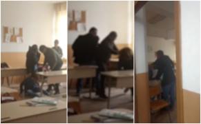 "A dat-o cu capul de masă! Eşti nebună? Băi!" Doi profesori s-au încăierat în clasă cu doi fraţi de clasa a 7-a, într-un liceu din Bacău. Alţi elevi au filmat scandalul 
