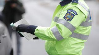 Scandal în centrul Capitalei. Un bărbat ar fi fost ameninţat cu pistolul de un şofer de 19 ani. Poliţia a încătuşat-o pe pasagera din maşina tânărului